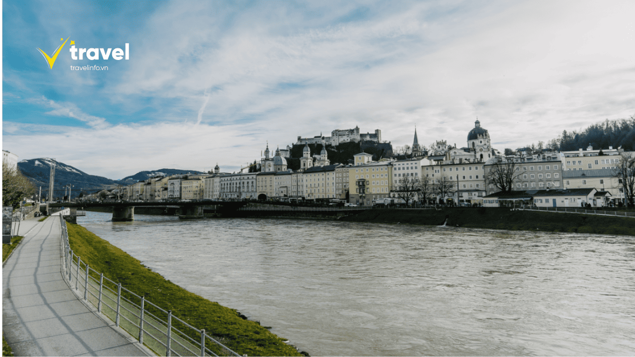 Sông Salzach (nhìn từ khách sạn Sacher Salzburg)