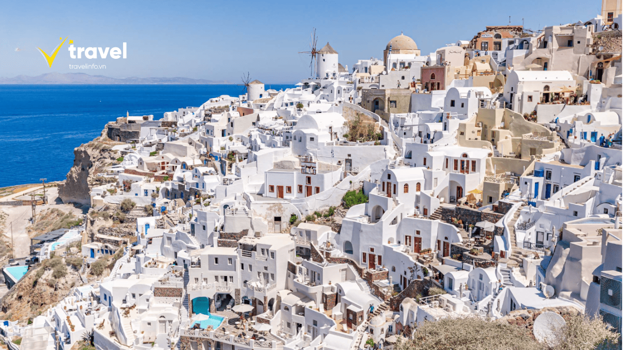 Fira là trung tâm sầm uất của Đảo Santorini