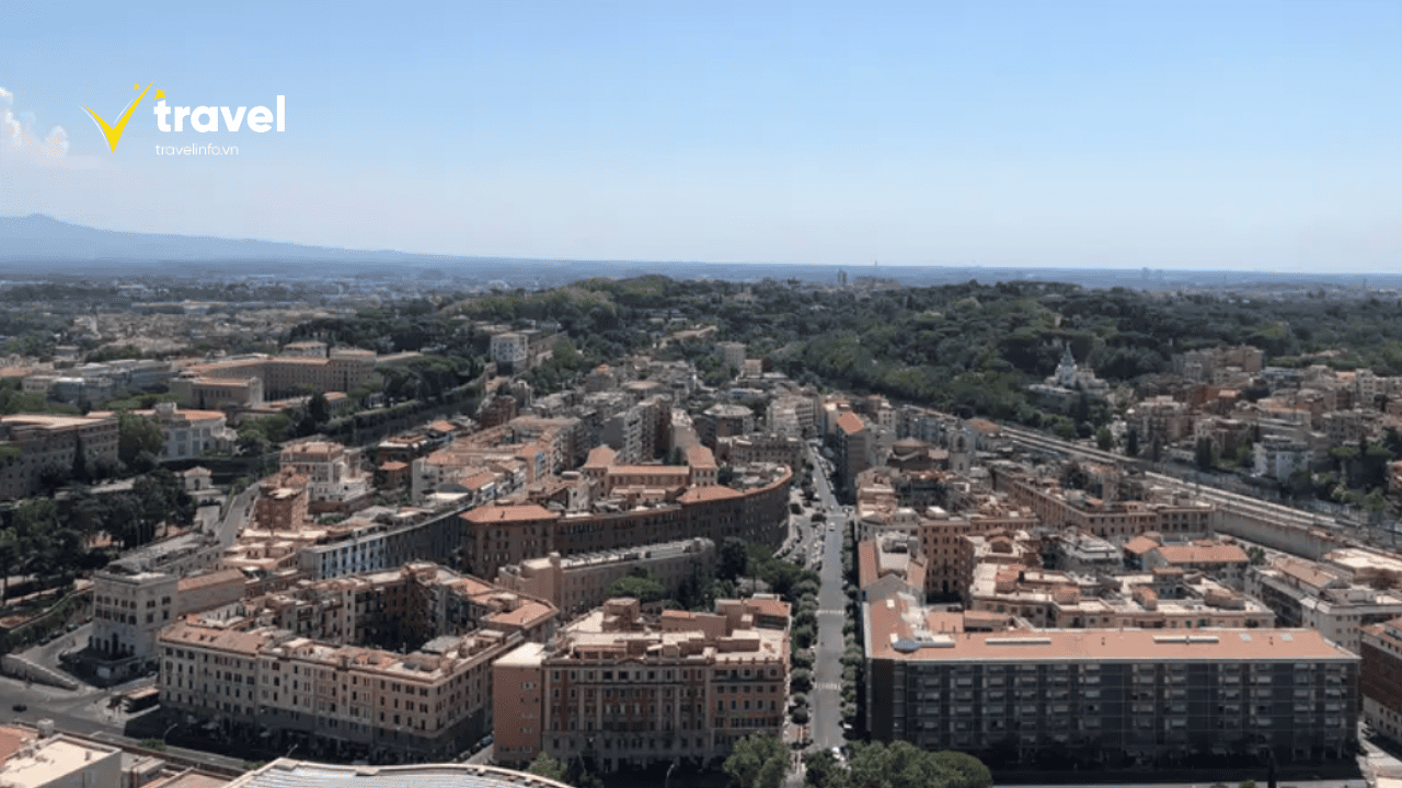 Từ trên mái vòm nhìn xuống đường phố Rome