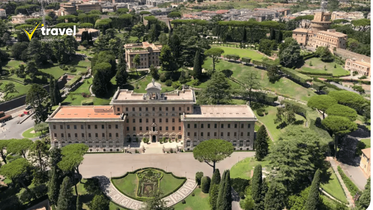 Từ trên mái vòm nhìn xuống đường phố Rome