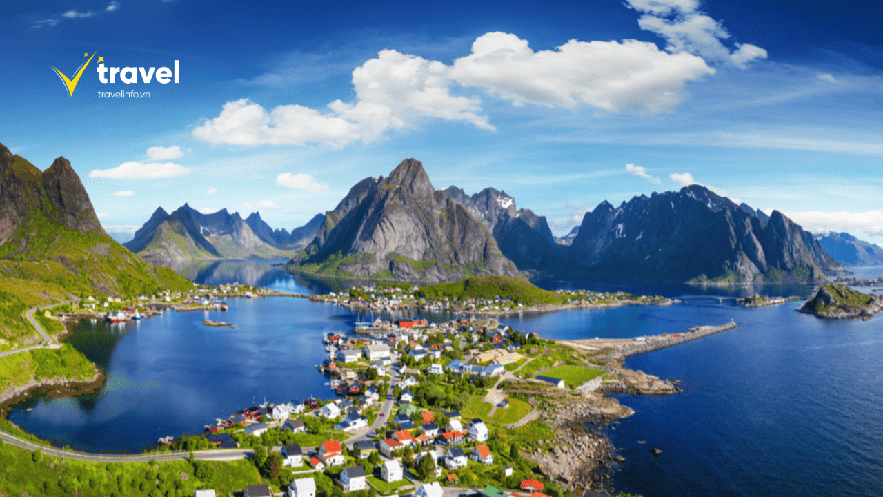 Leo lên núi Bjørnfjell để ngắm cực quang