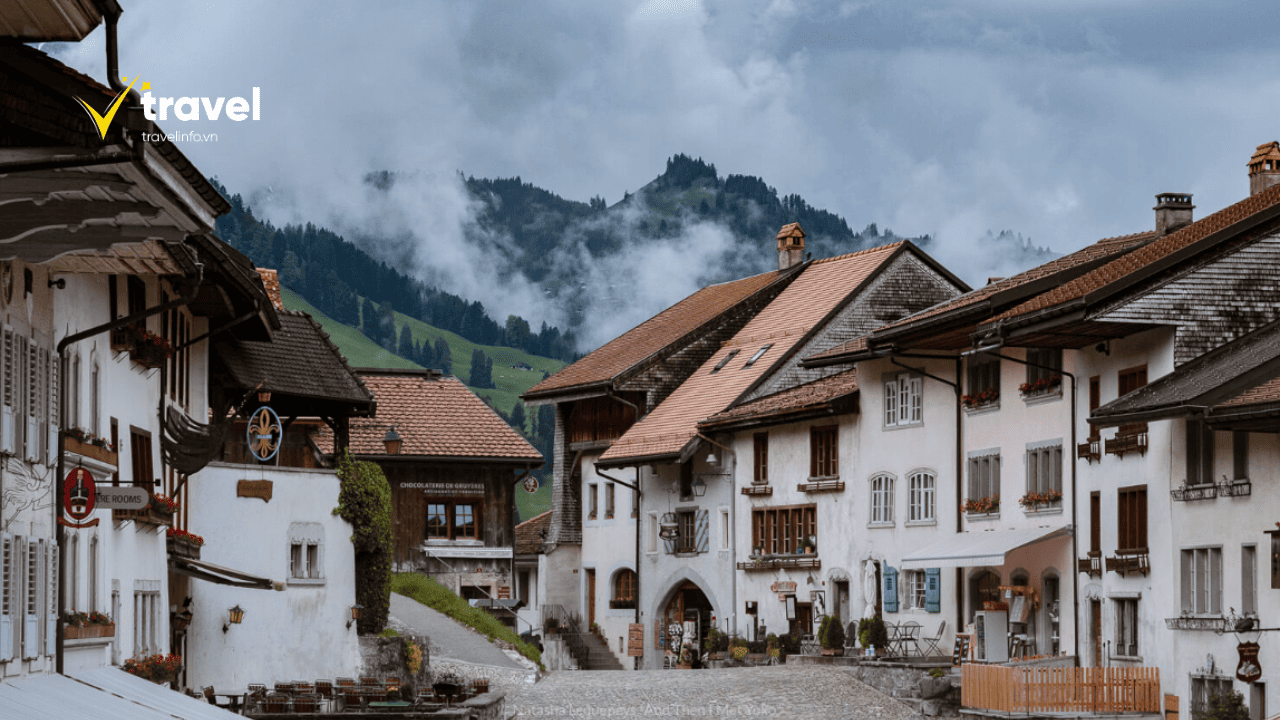 Con Phố Lát Đá Cuội Tại Thị Trấn Gruyères