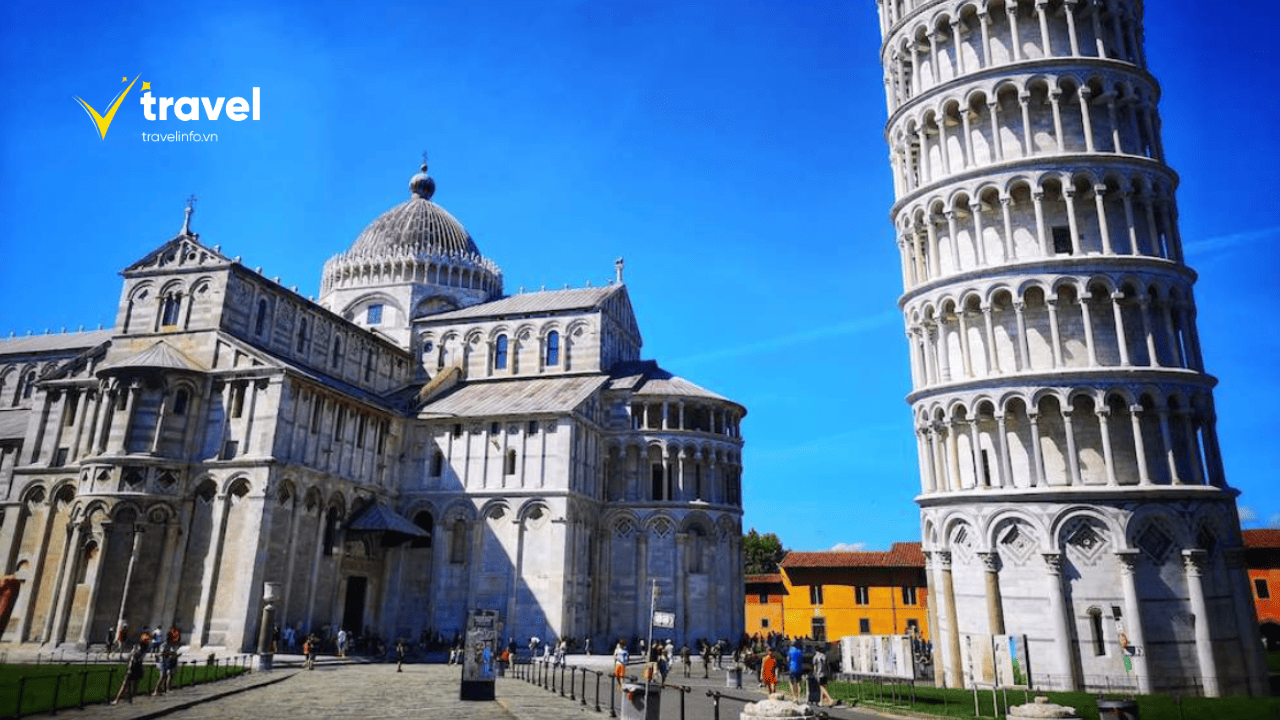 Quảng trường Miracle (tên chính thức là Piazza del Duomo, nhưng từ đầu thế kỷ 20)