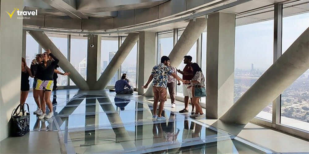 Sky Views Observatory – Đi Bộ Trên Không Trung