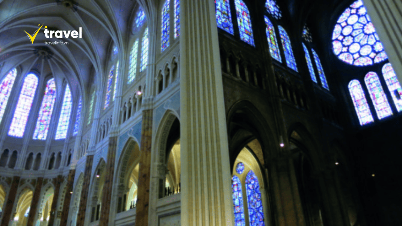Khi Chartres "Thức Tỉnh"