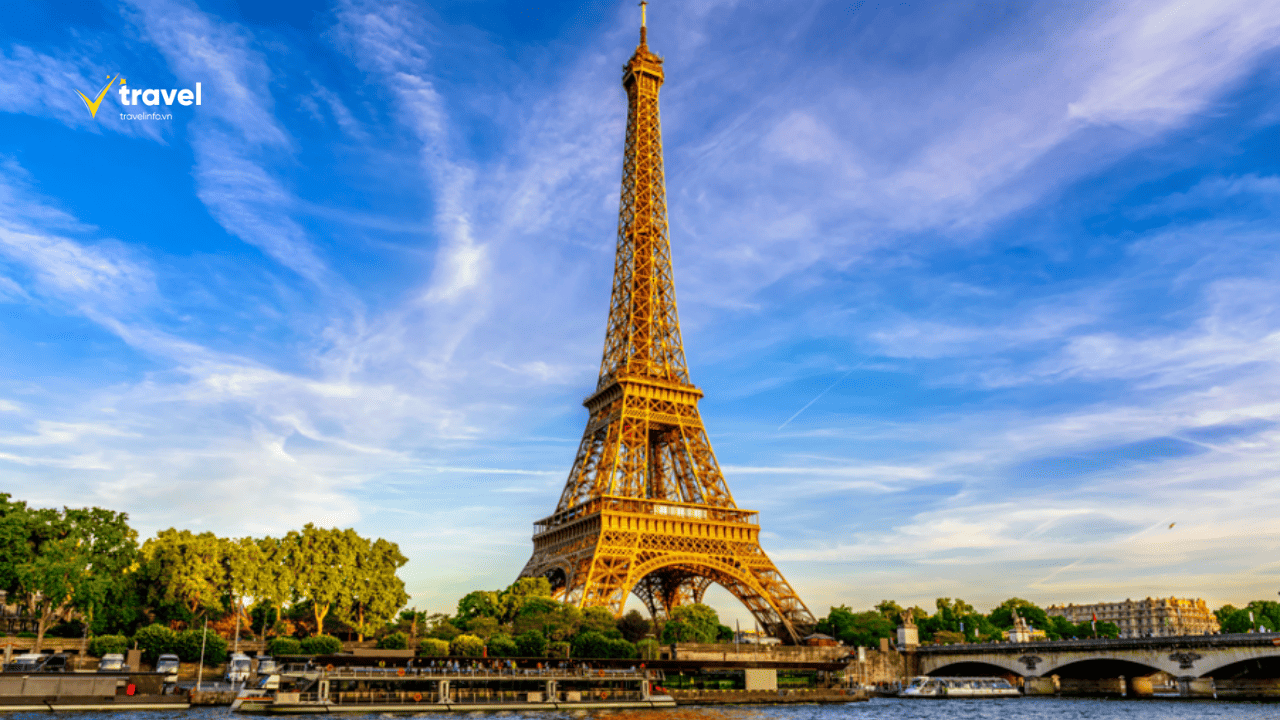 Đến Tháp Eiffel