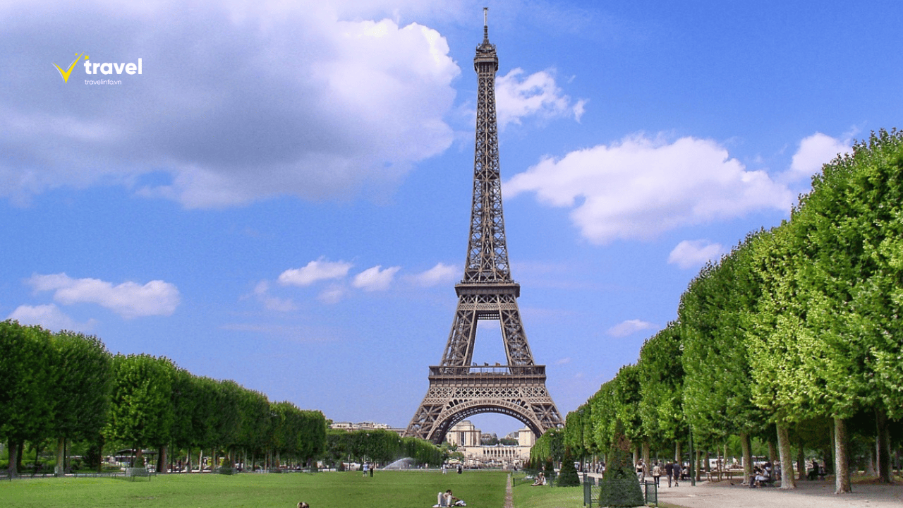 Tháp Eiffel đã trở thành biểu tượng của Paris