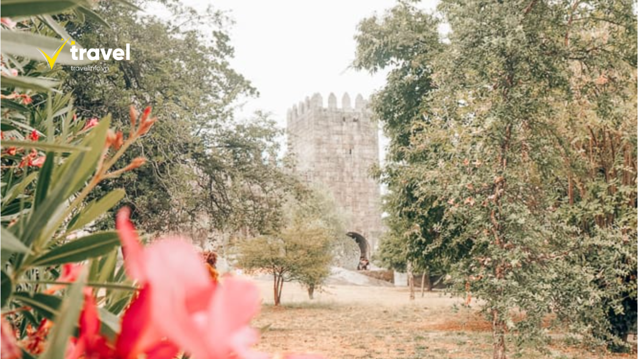Lâu đài Guimarães có từ thế kỷ thứ 10