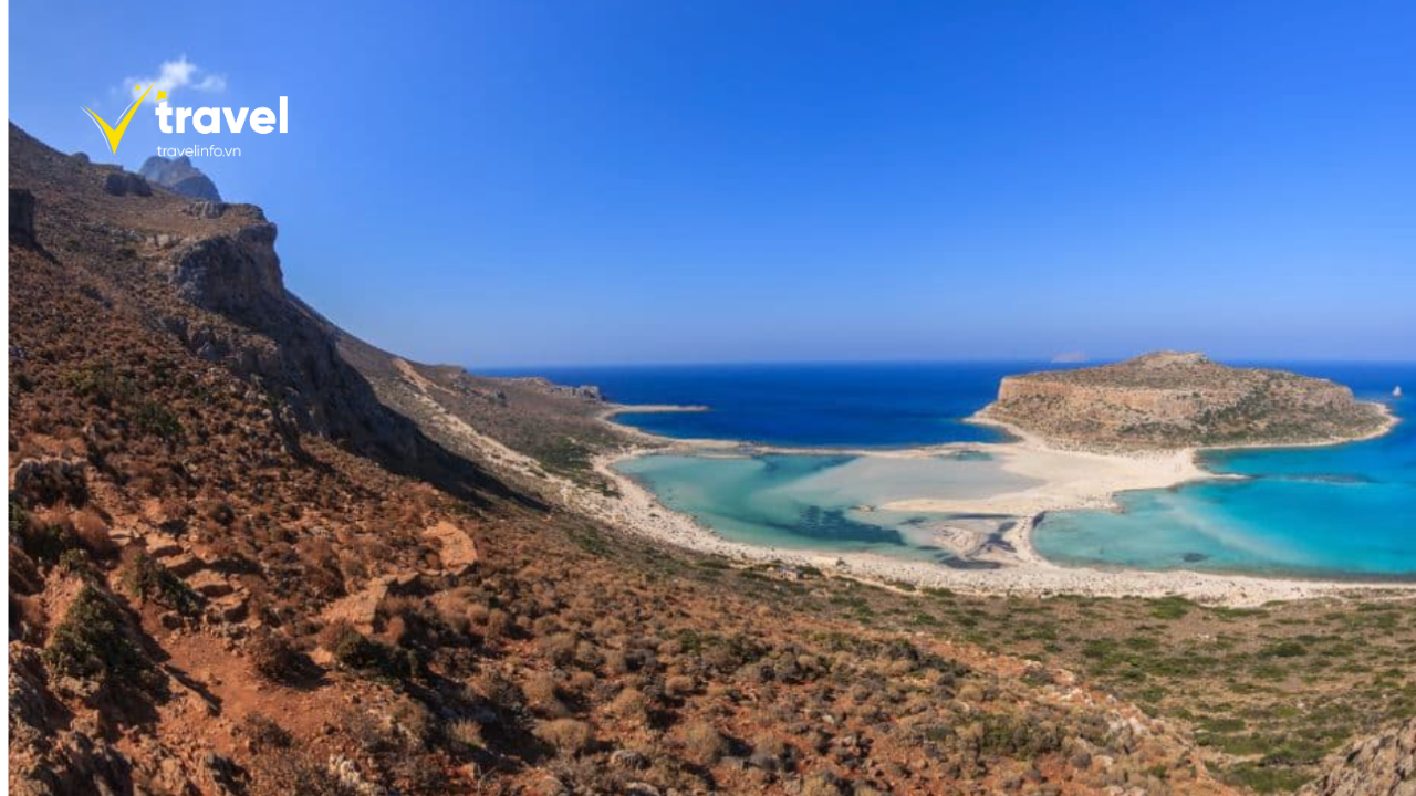 Thành phố Chania nằm trên bờ biển phía tây bắc của đảo Crete