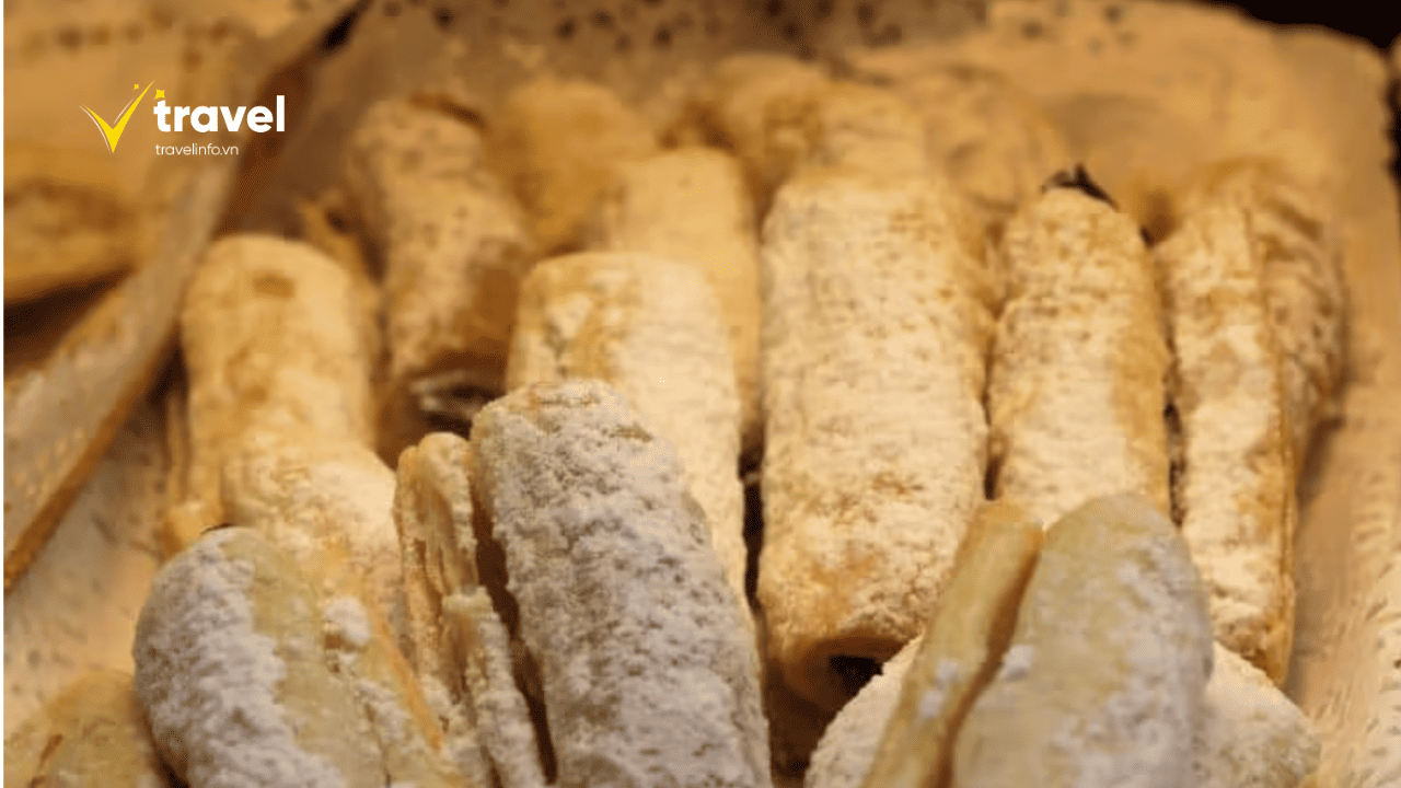 Thưởng thức trà và bánh ngọt đặc trưn