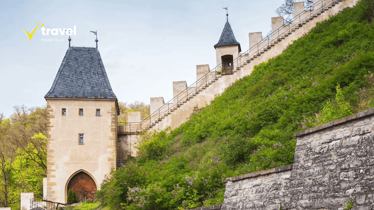 Hành Trình Khám Phá Lâu Đài Karlštejn