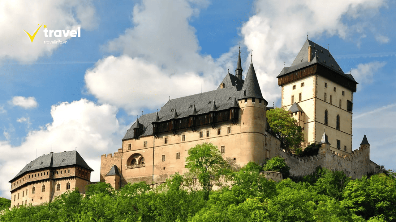 Tham Quan Lâu Đài Karlštejn
