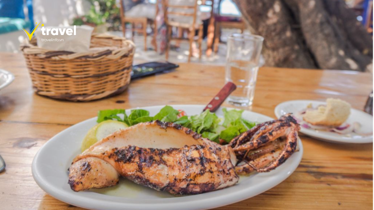 Các món ăn Hy Lạp truyền thống như moussaka, souvlaki, gyros