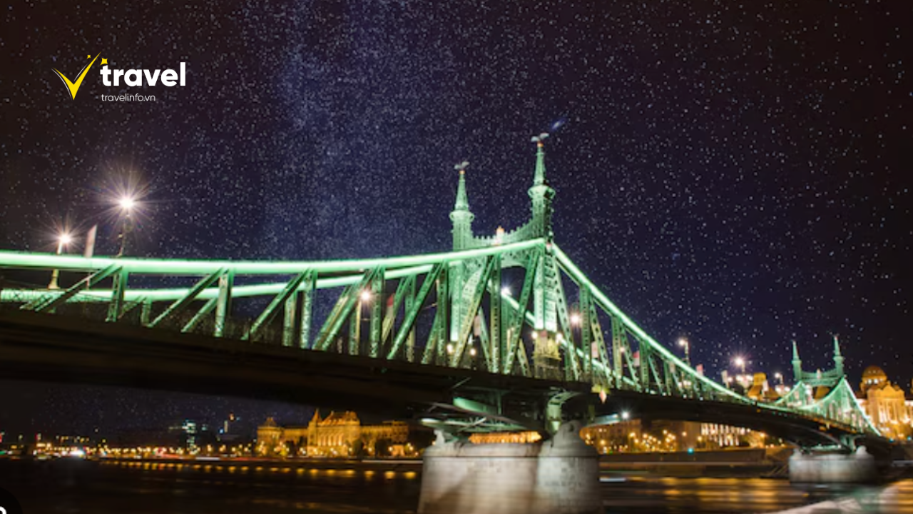 Cầu Liberty Bridge tọa lạc tại phía Đông Nam của trung tâm Budapest
