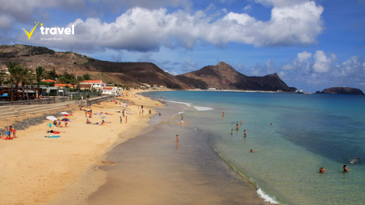Bãi biển Porto Santo trong xanh