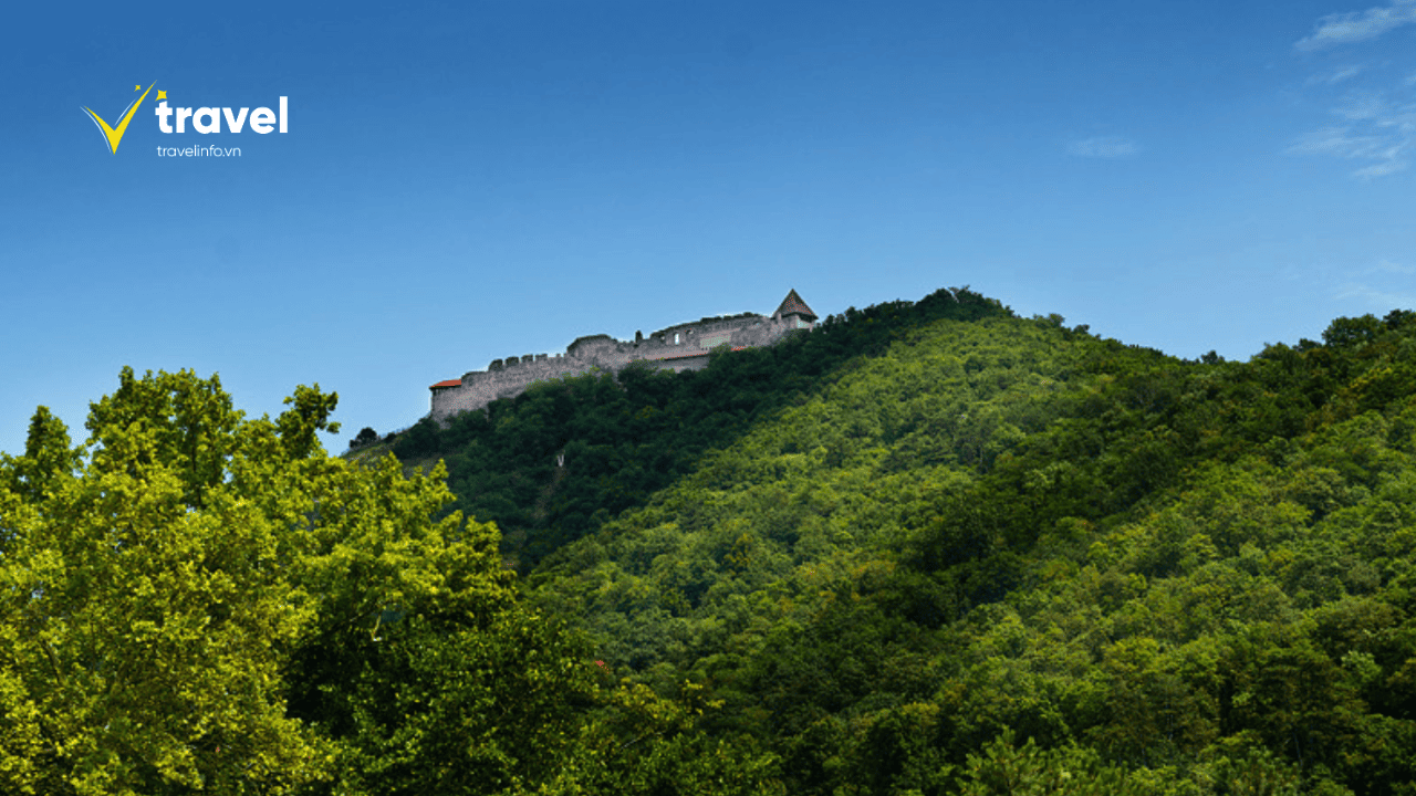 Tên gọ̣i Visegrád xuất phát từ ngôn ngữ Slav