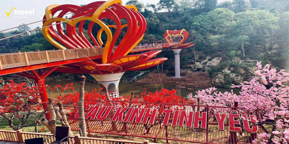 Cầu kính tình yêu – Biểu tượng hiện đại của du lịch Mộc Châu