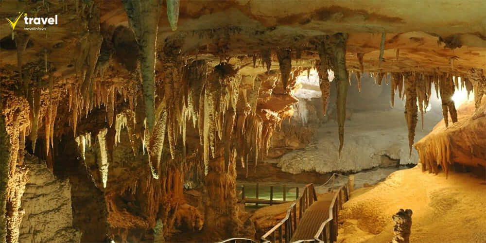 Hang Dơi (Sơn Mộc Hương) – Vẻ đẹp kỳ ảo giữa lòng thị trấn