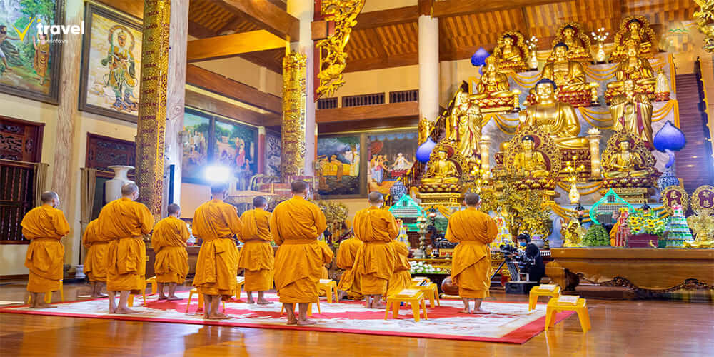 Chính điện – Trái tim của Chùa Ba Vàng
