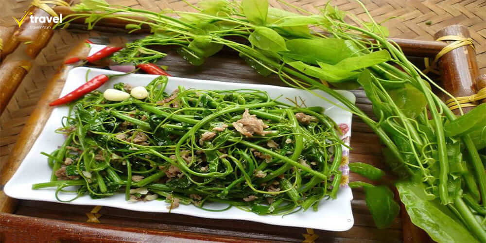 Măng chua, rau rừng và mộc nhĩ